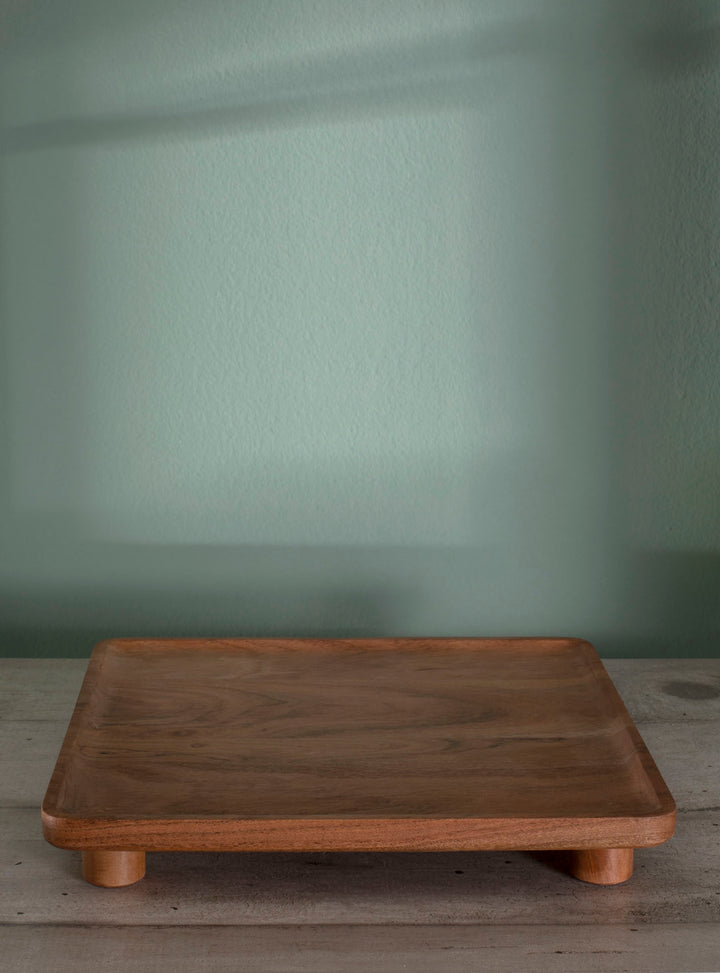 Vassoio rialzato rettangolare. Design minimal, rustico. Legno d'acacia. Color legno naturale. L 20 x W 20 x H 3,5 cm.