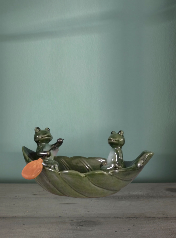 Elemento decorativo. Barchetta di foglia e due rane con remi. Verde. Ceramica. 27x15x13cm.