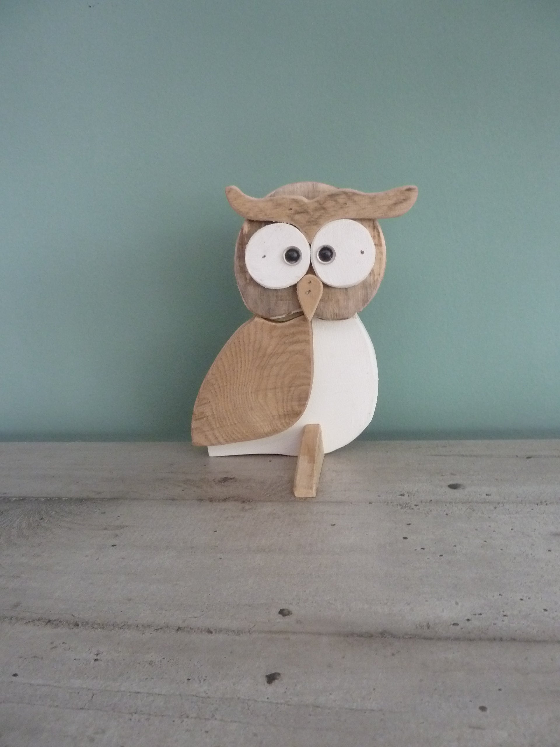 Gufo decorativo. Legno colore naturale e bianco. 14x9x20cm.