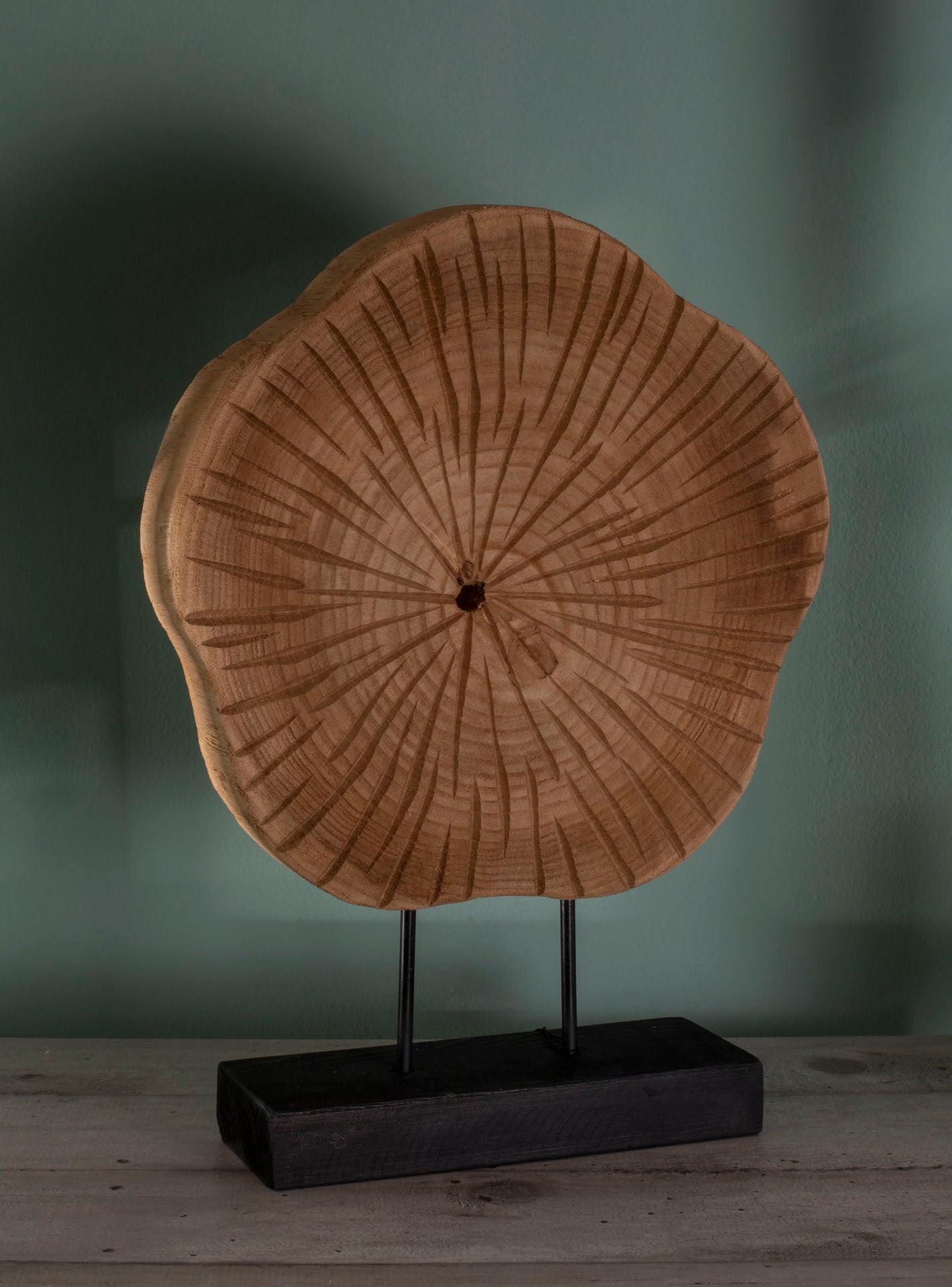 Scultura Decorativa in Legno Naturale a Forma Circolare. Legno Naturale di Paulonia e Metallo Nero. L 33 x W 9 x H 45 cm.