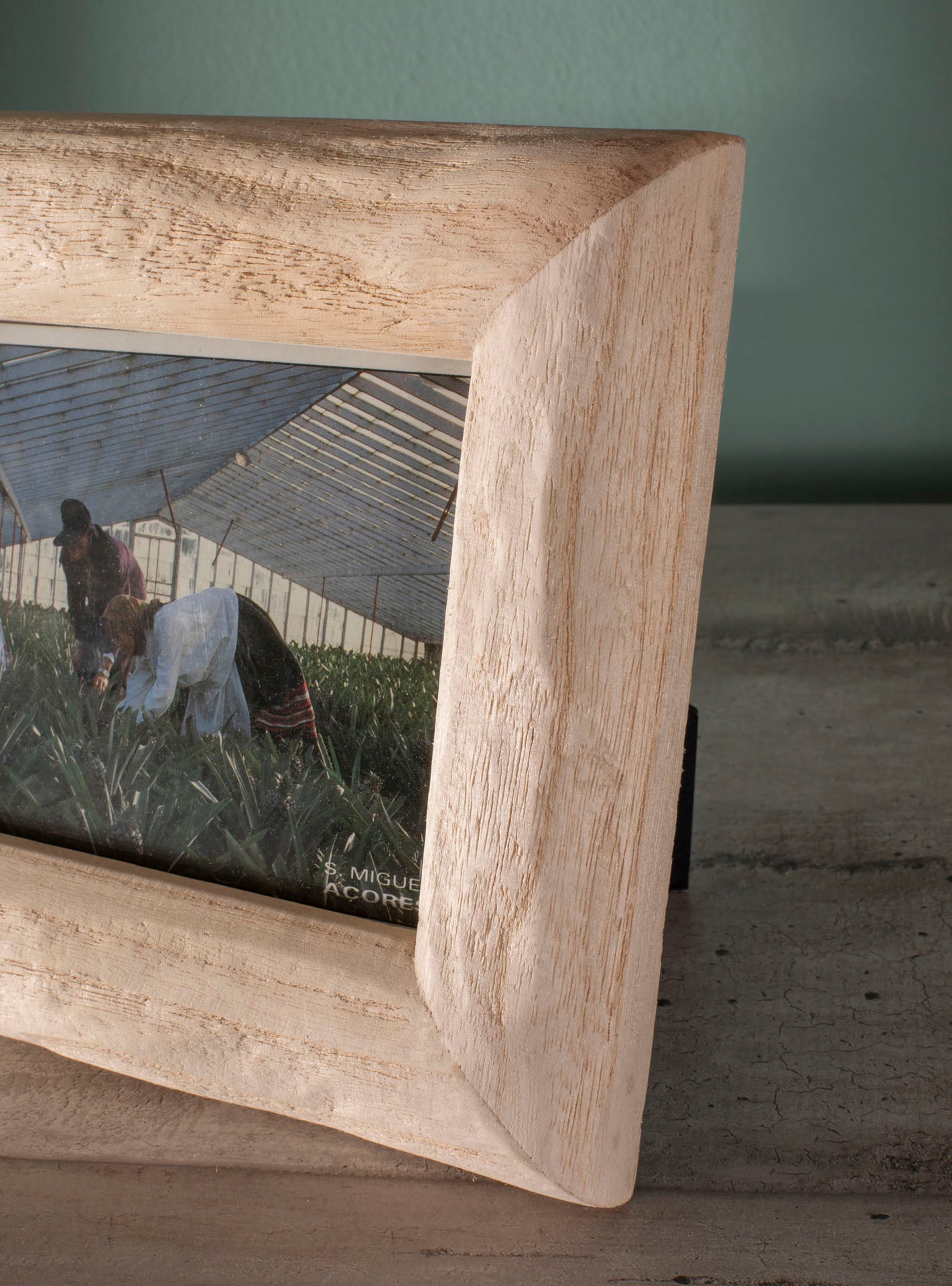 Cornice portafoto. Legno di paulonia. Color legno naturale. L 21 x W 3 x H 26 cm.