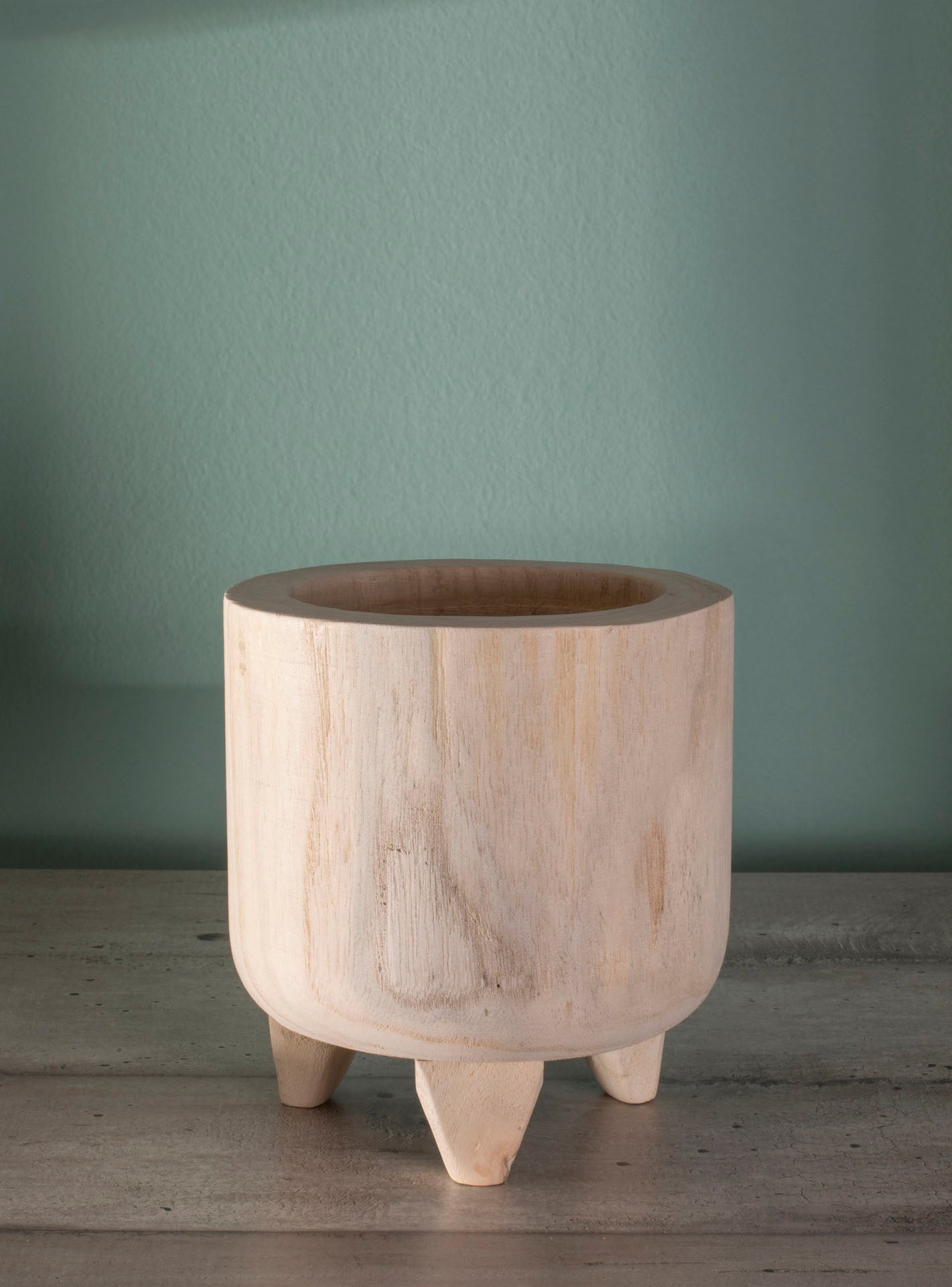 Vaso per Fiori decorativo. In Legno di paulonia. Colore legno naturale chiaro. DIA 13 x H 14 cm.