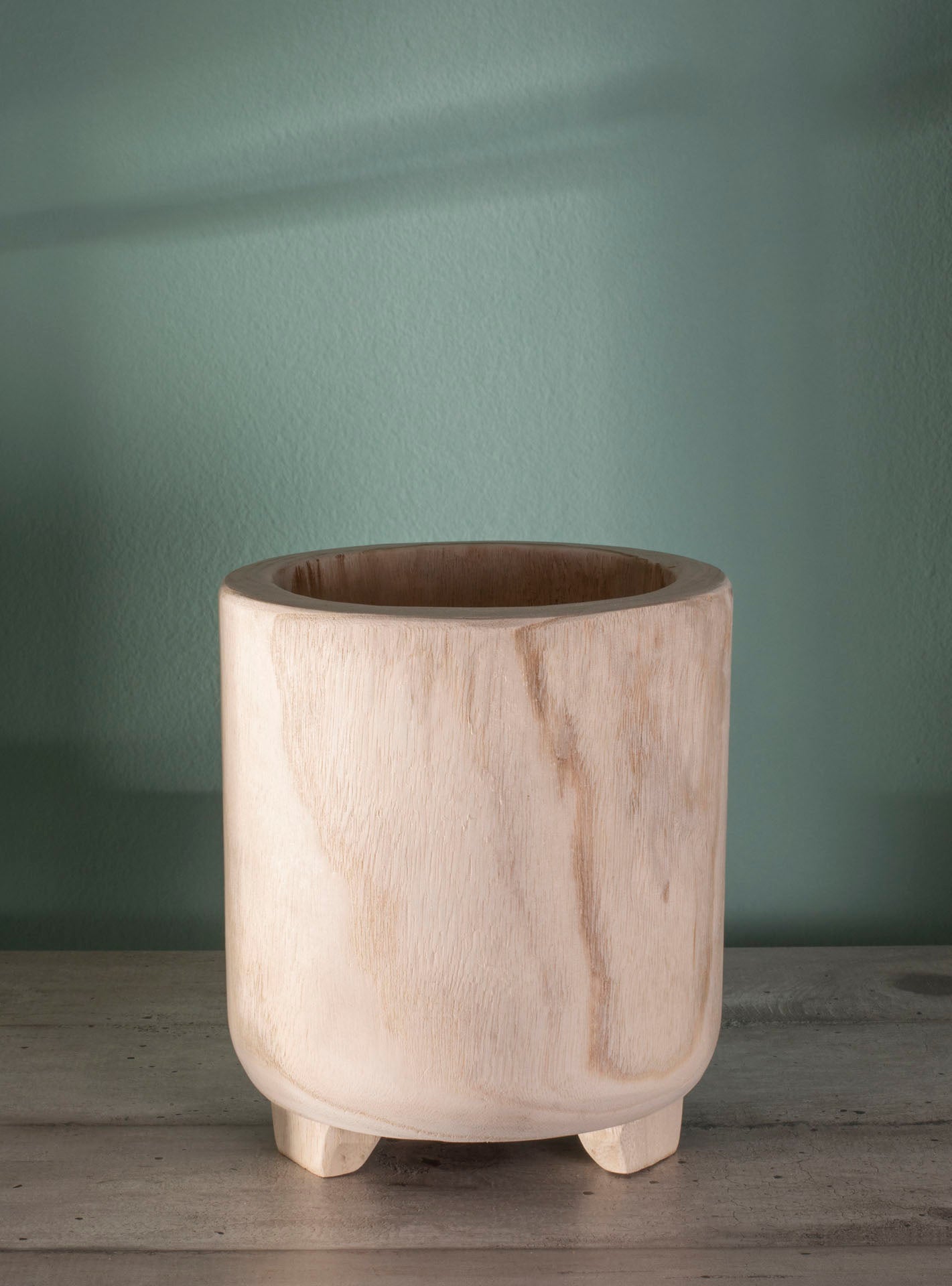 Vaso per Fiori decorativo. In Legno di paulonia. Colore legno naturale chiaro. DIA 17 x H 19 cm.