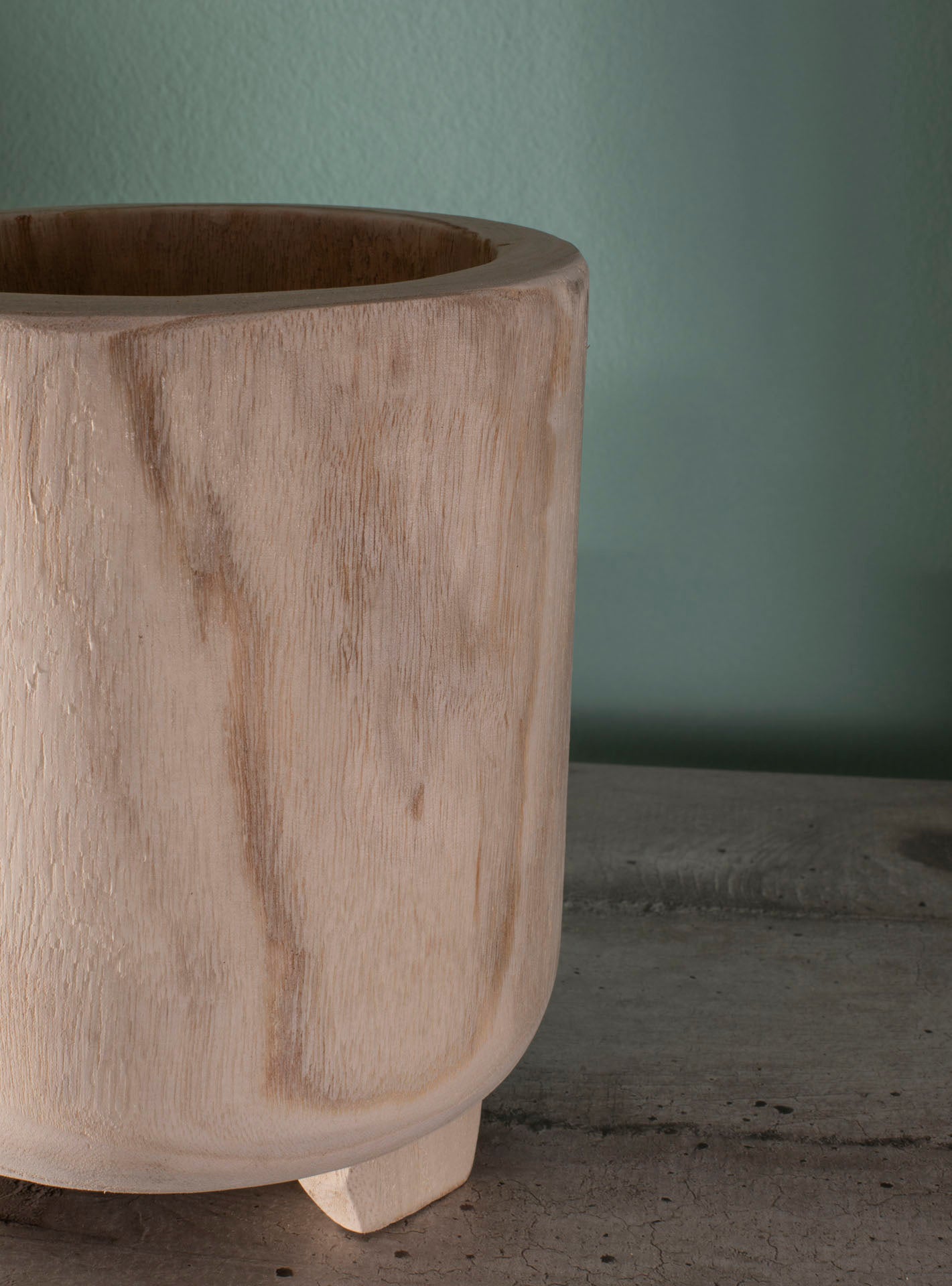 Vaso per Fiori decorativo. In Legno di paulonia. Colore legno naturale chiaro. DIA 17 x H 19 cm.