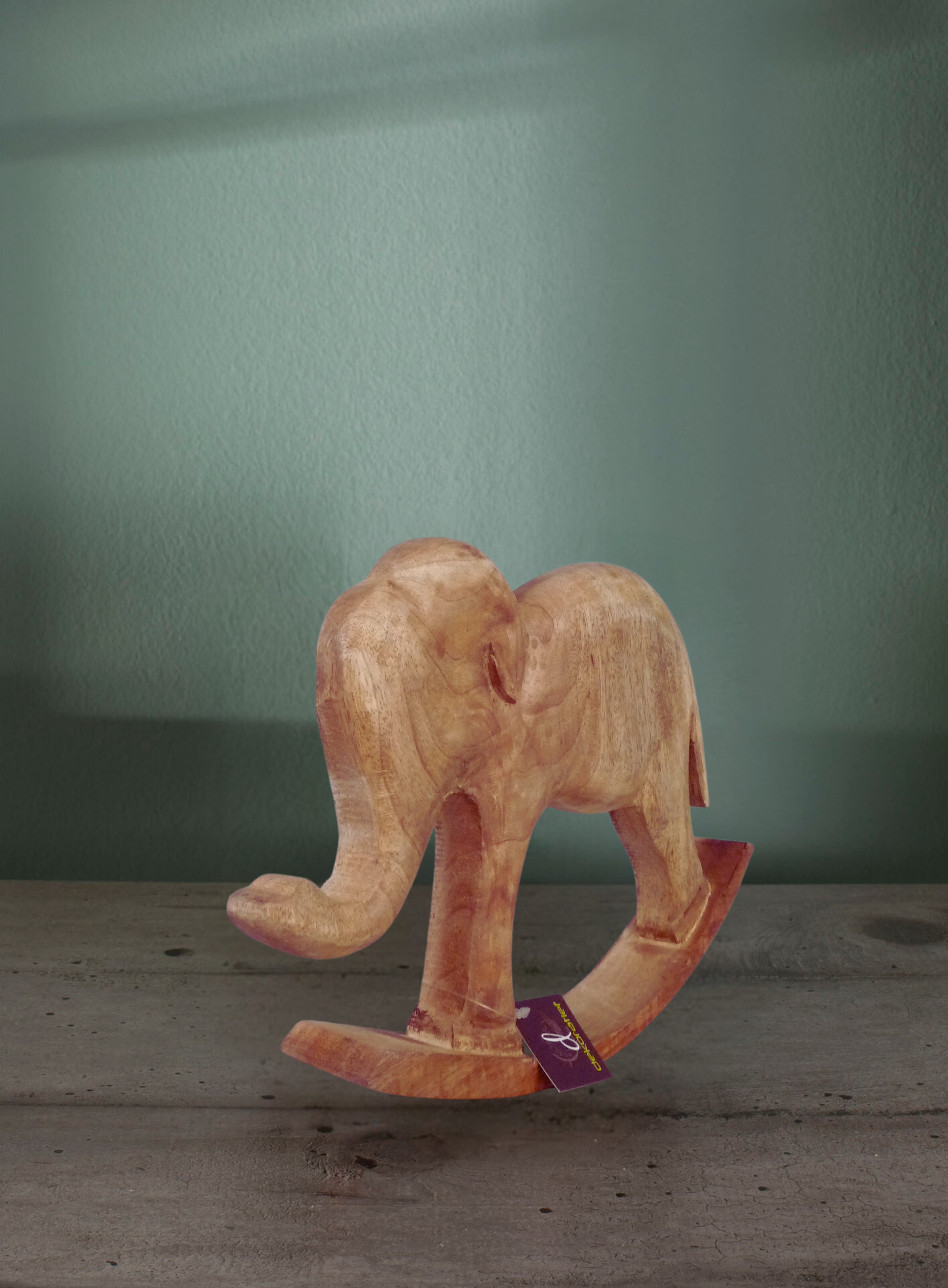 Elefante decorativo a dondolo. Legno colore naturale. 30x21x5cm.