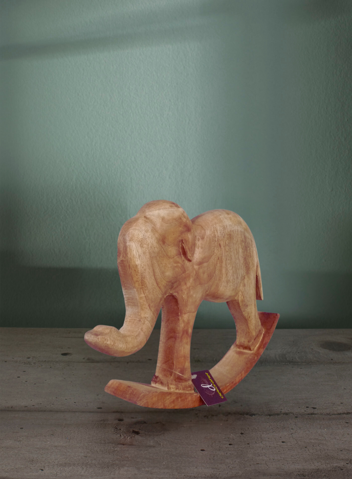 Elefante decorativo a dondolo. Legno colore naturale. 30x21x5cm.