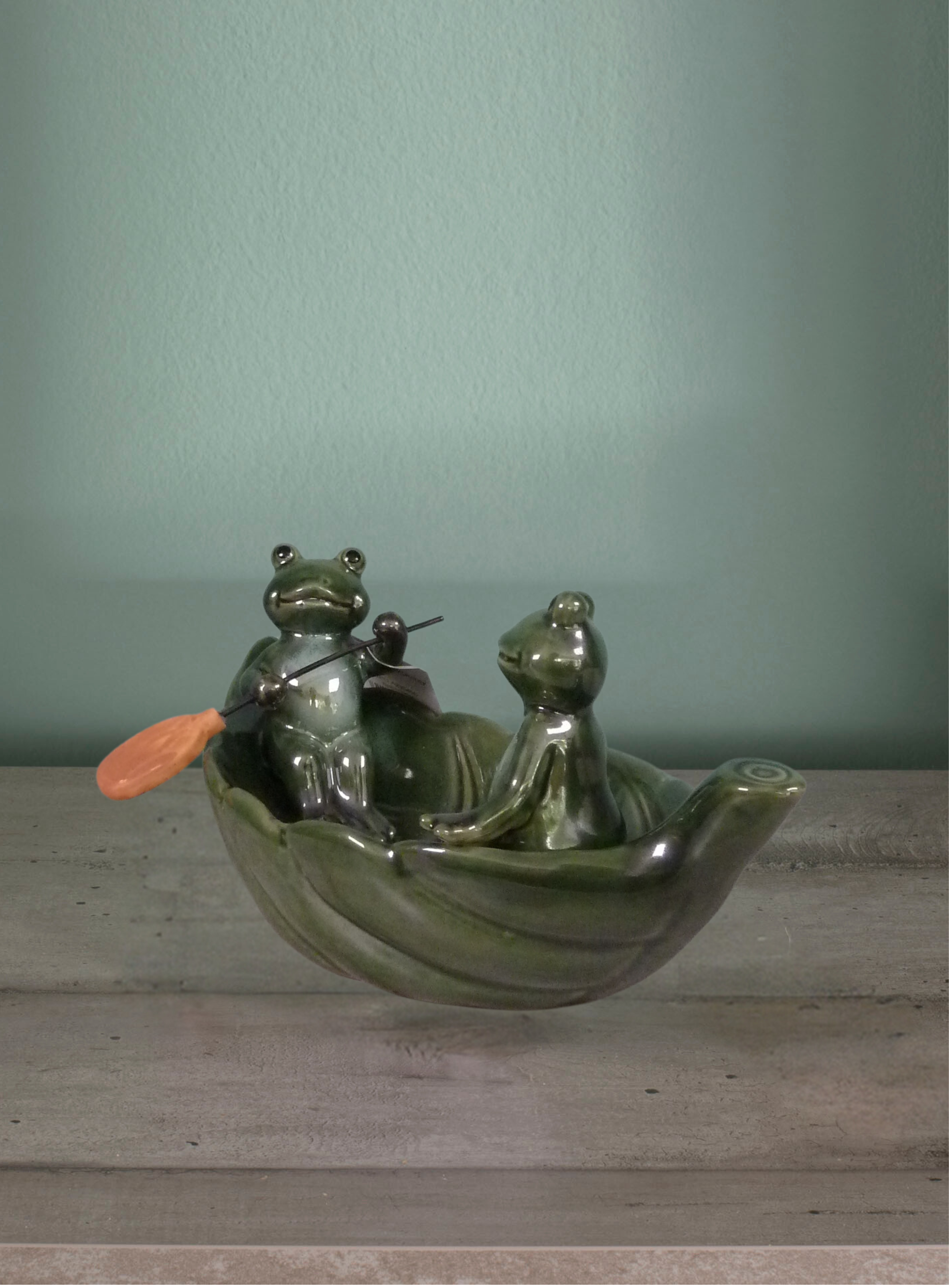 Elemento decorativo. Barchetta di foglia e due rane con remi. Verde. Ceramica. 27x15x13cm. 