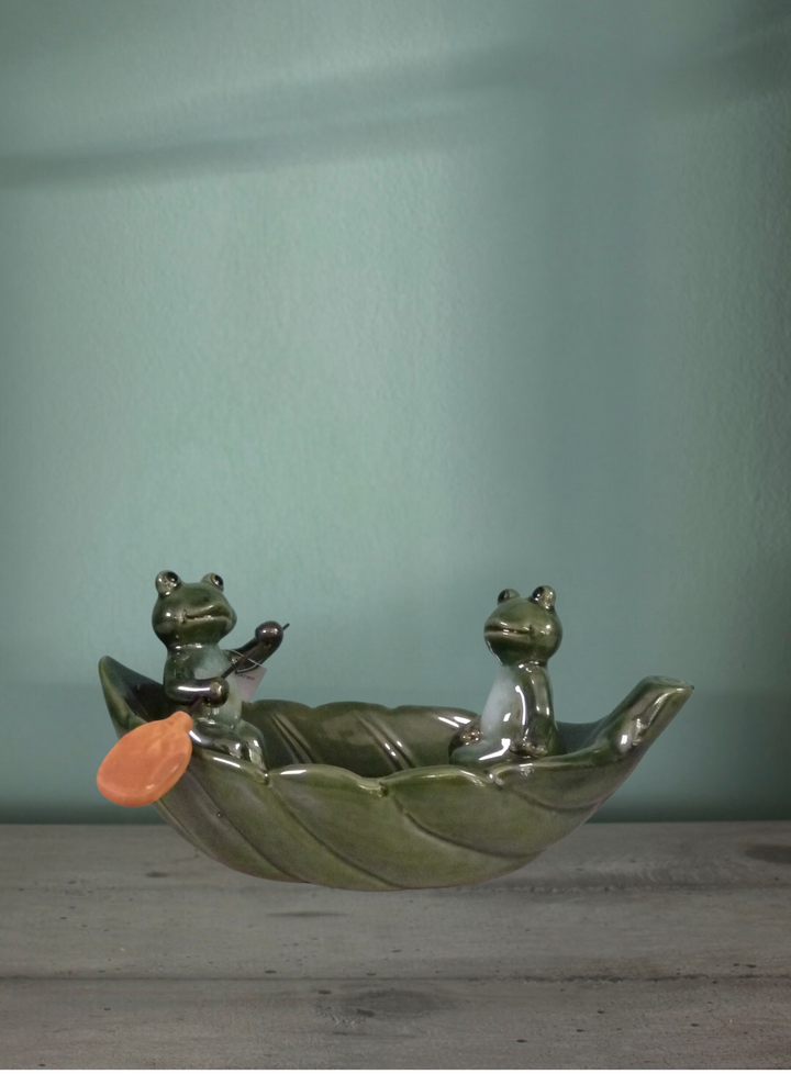 Elemento decorativo. Barchetta di foglia e due rane con remi. Verde. Ceramica. 27x15x13cm. 