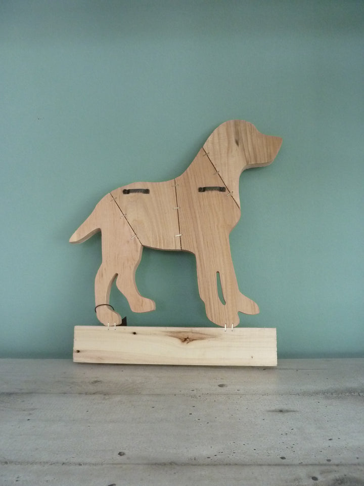 Appendiabiti da parete con motivo cagnolino. Color legno naturale. In legno. 33x36cm.