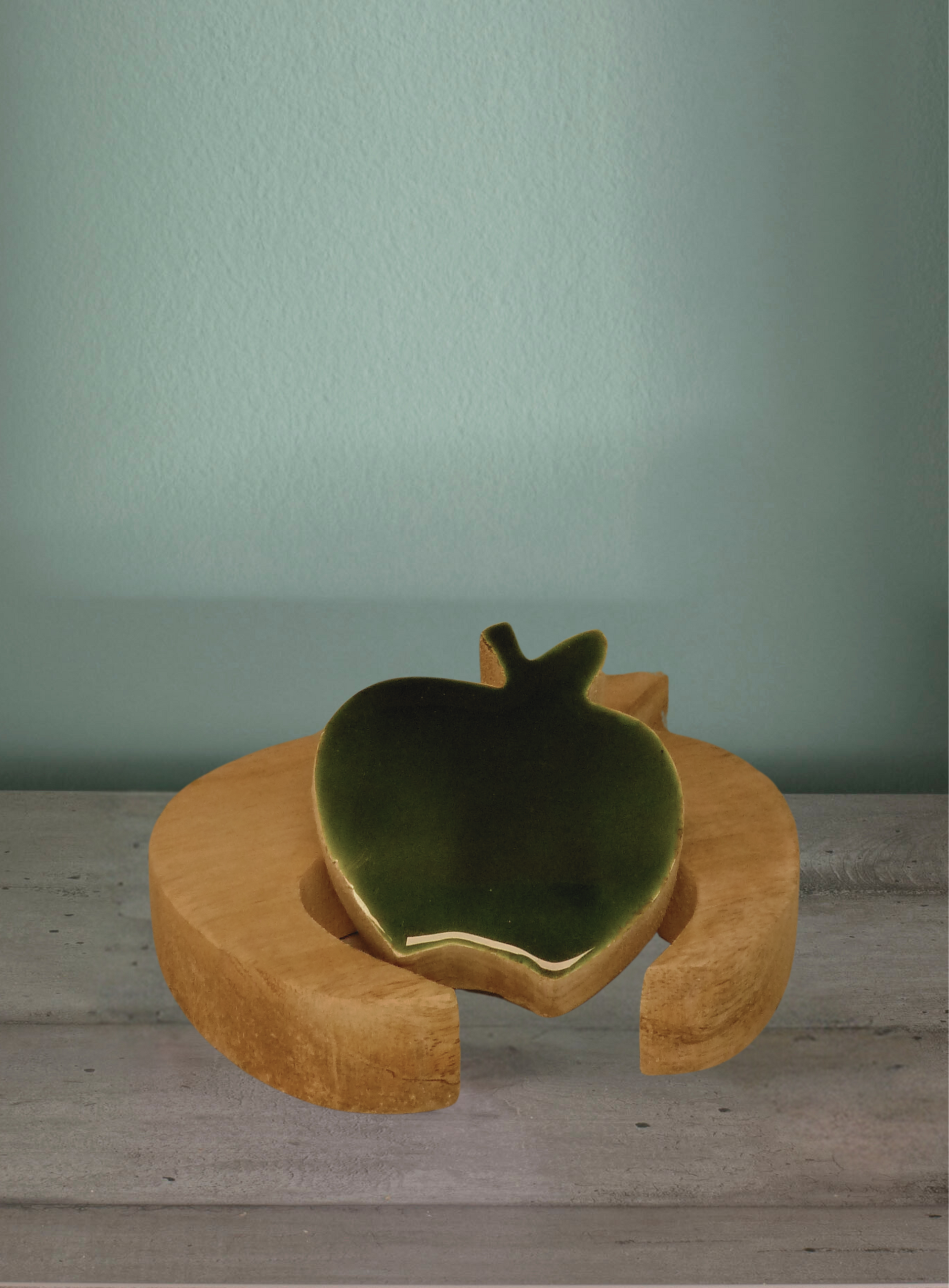 Elemento decorativo puzzle a forma di mela. Colore legno naturale e verde. In legno. 17x16x3cm.