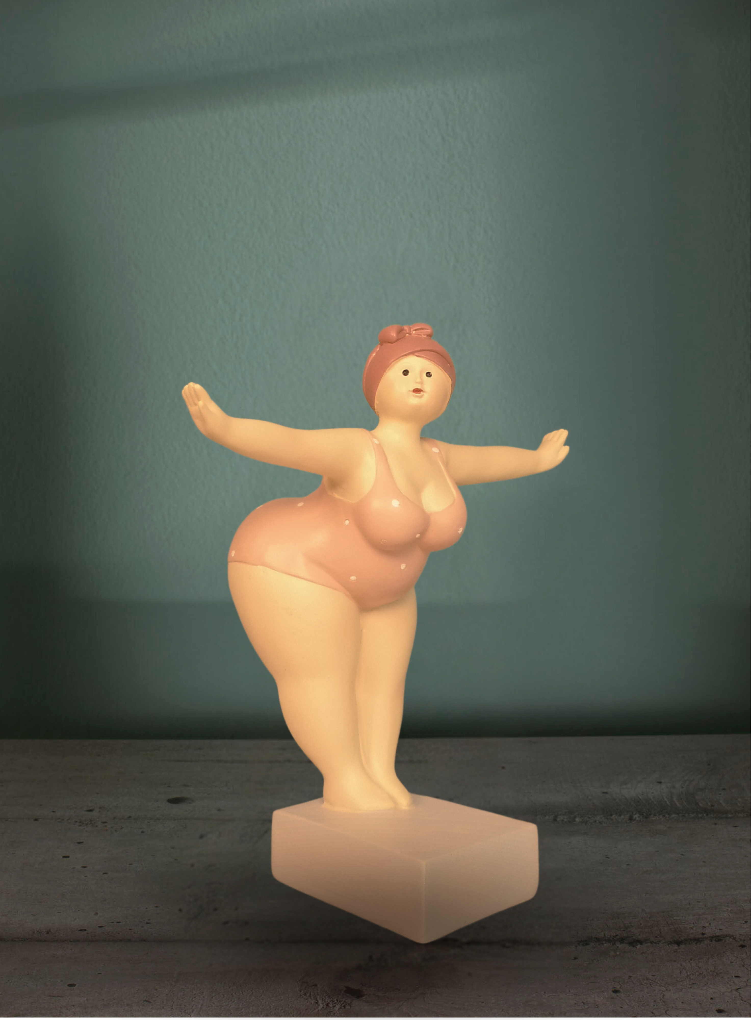 Statuetta decorativa donna in costume da bagno giallo. Stile retrò. Poliresina. 20x8x14cm