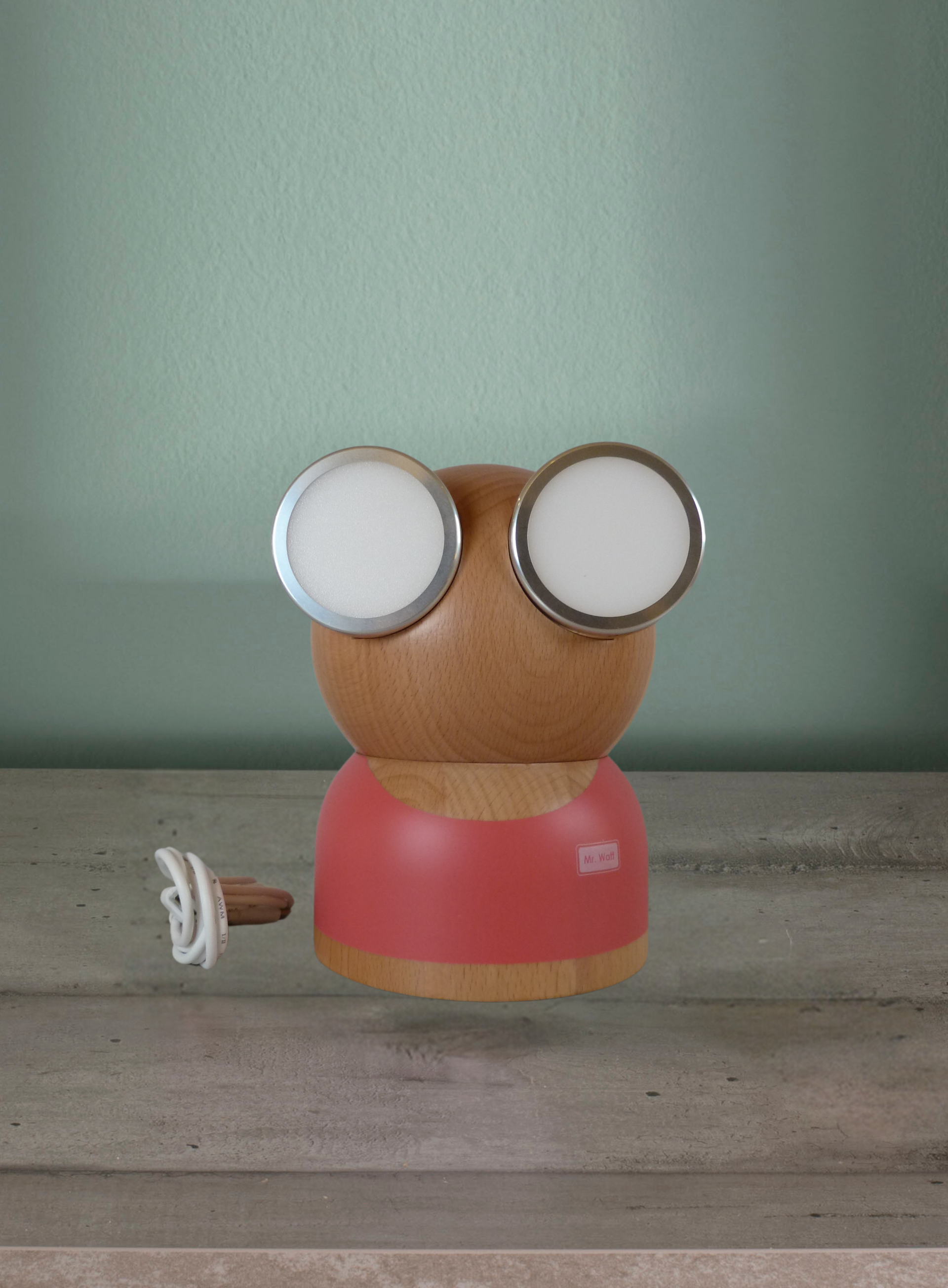 GoggleLamp MrWatt – Lampada a forma di robot. Accensione e regolazione a sfioramento. In Legno di quercia. Rosso.